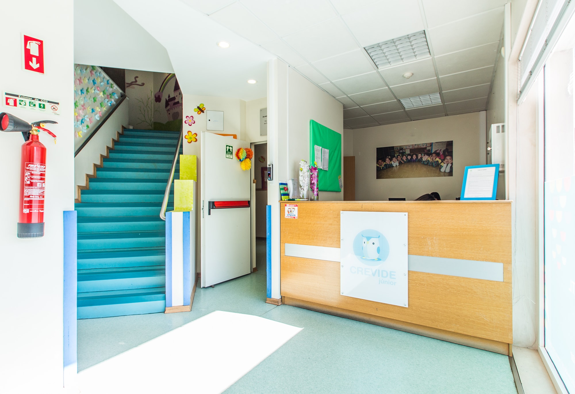 Entrada acolhedora da Crevide com escadas coloridas